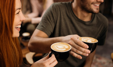 Frau und Mann mit Kaffeetassen